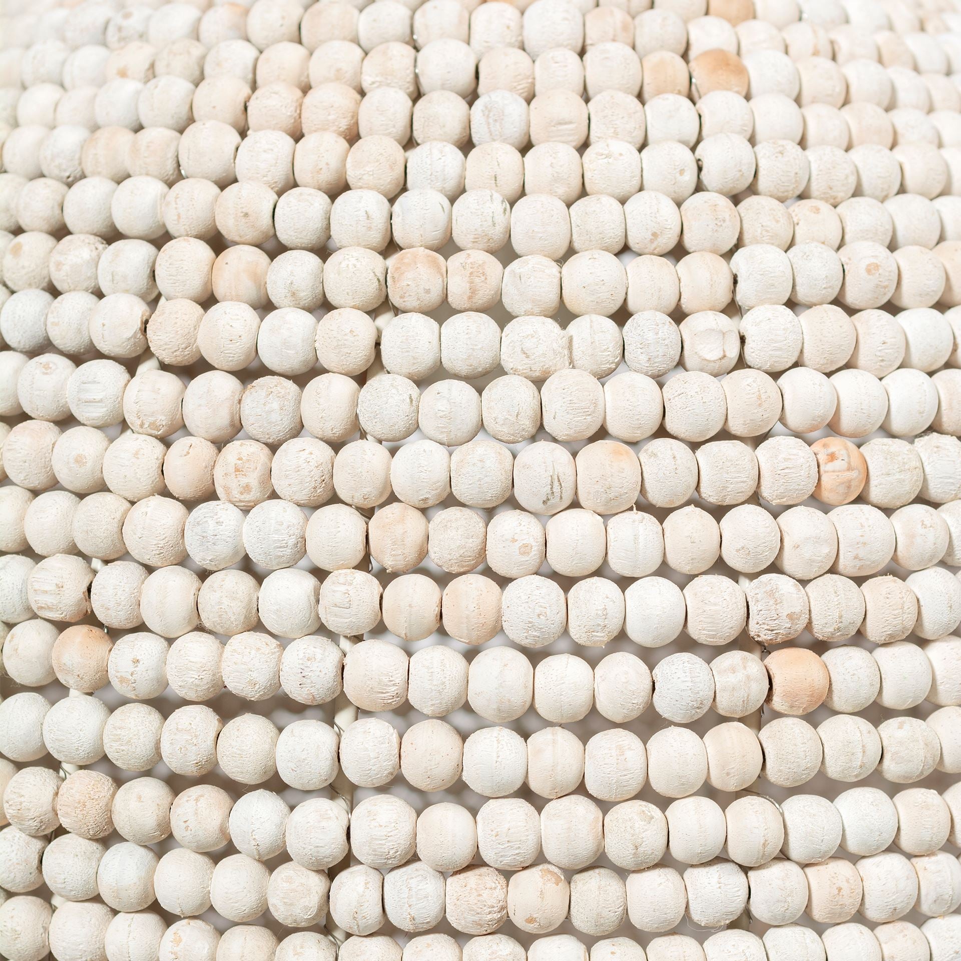 Lámpara colgante Theta con cuentas de madera lavada en blanco