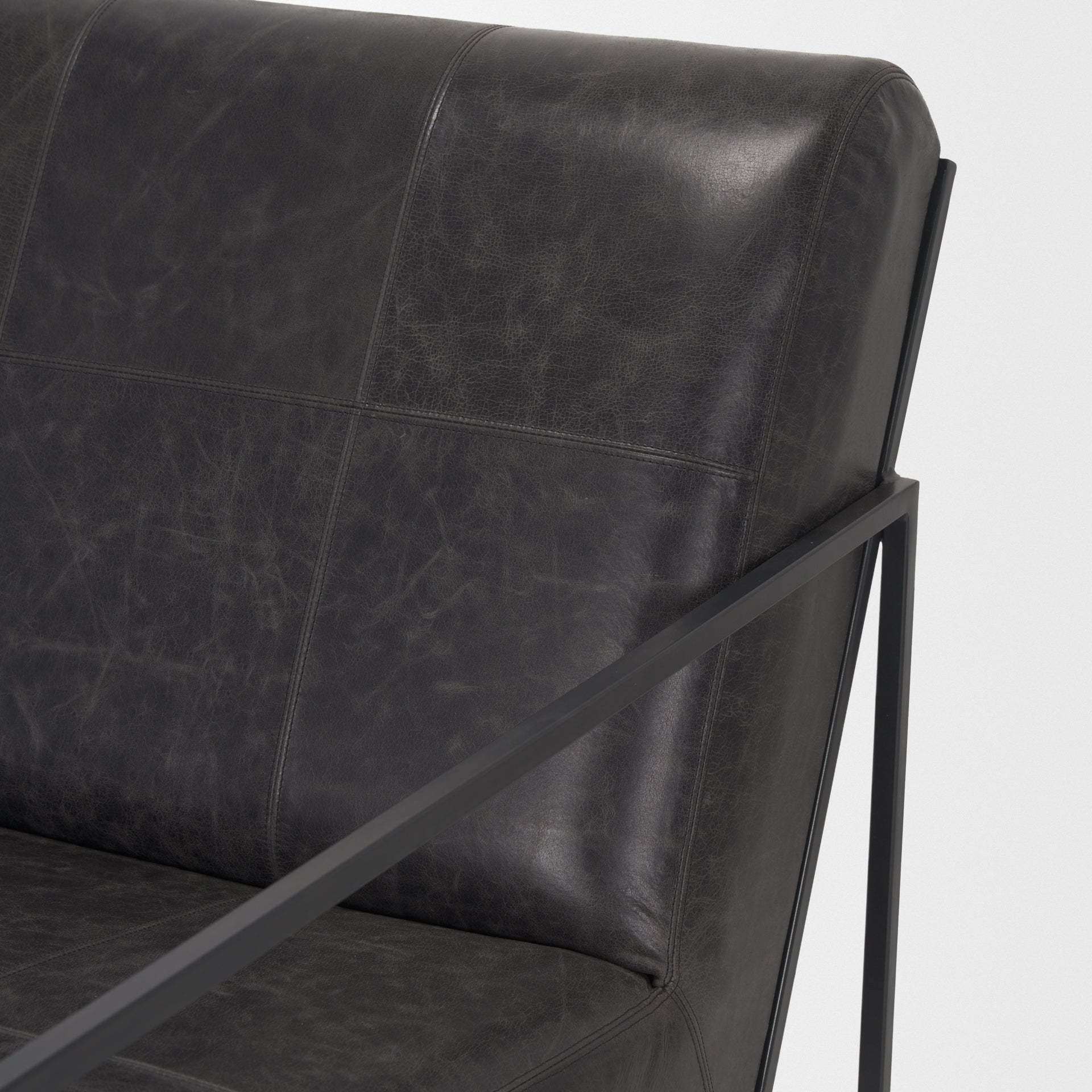 Silla Stratton Gunmetal con tapizado de cuero negro envejecido genuino