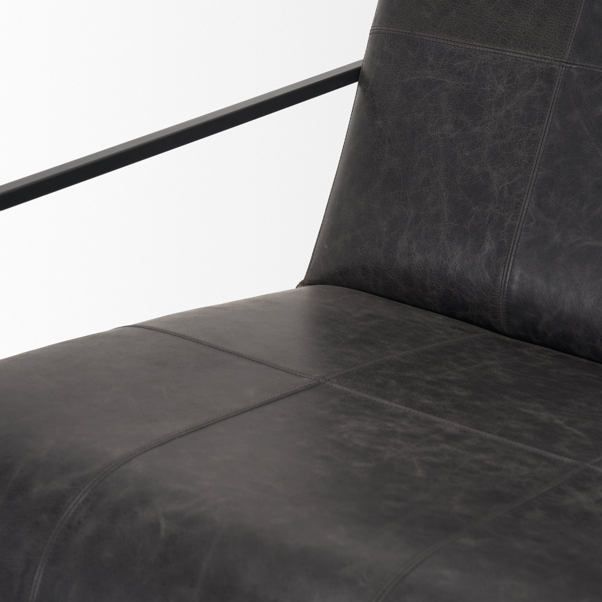 Silla Stratton Gunmetal con tapizado de cuero negro envejecido genuino