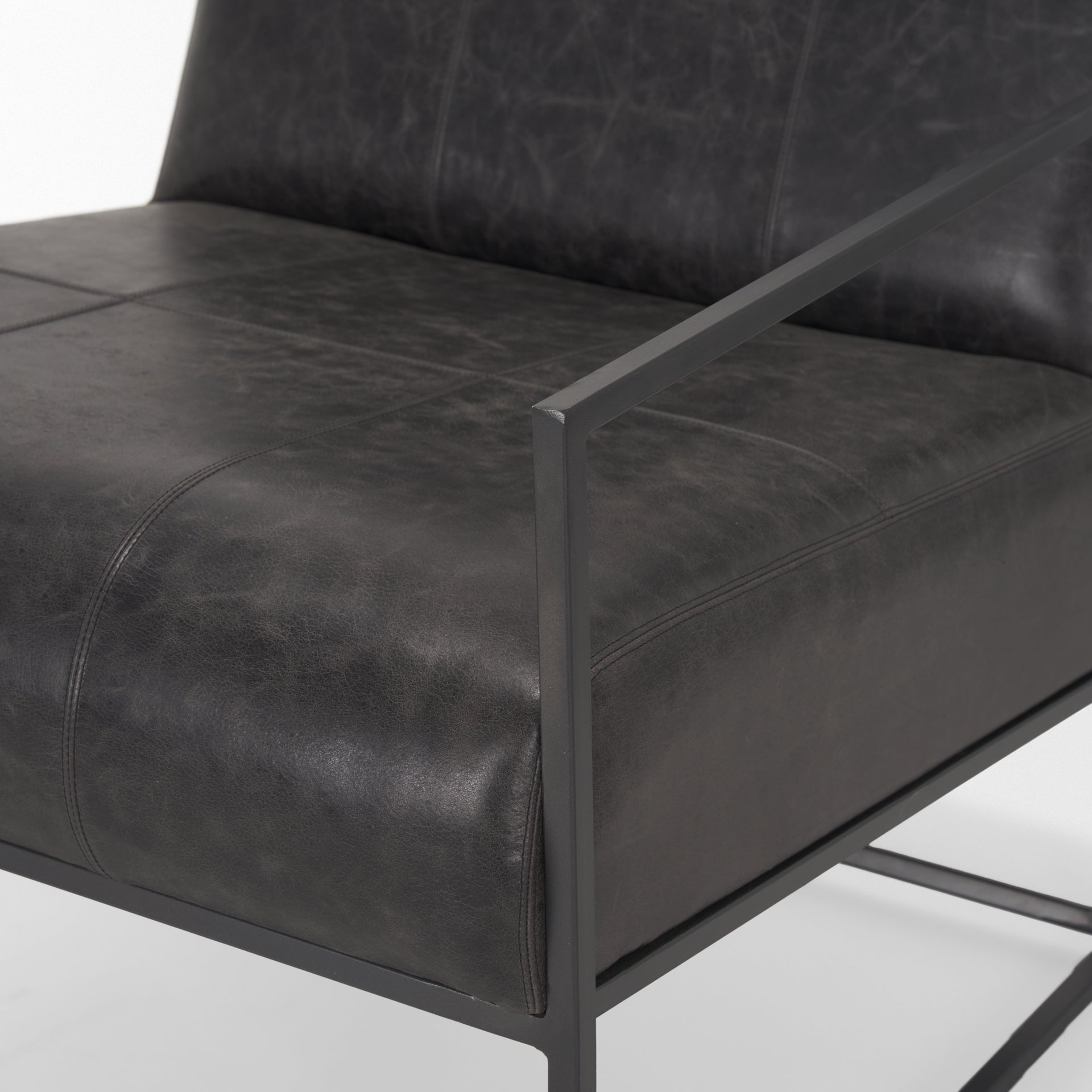 Silla Stratton Gunmetal con tapizado de cuero negro envejecido genuino