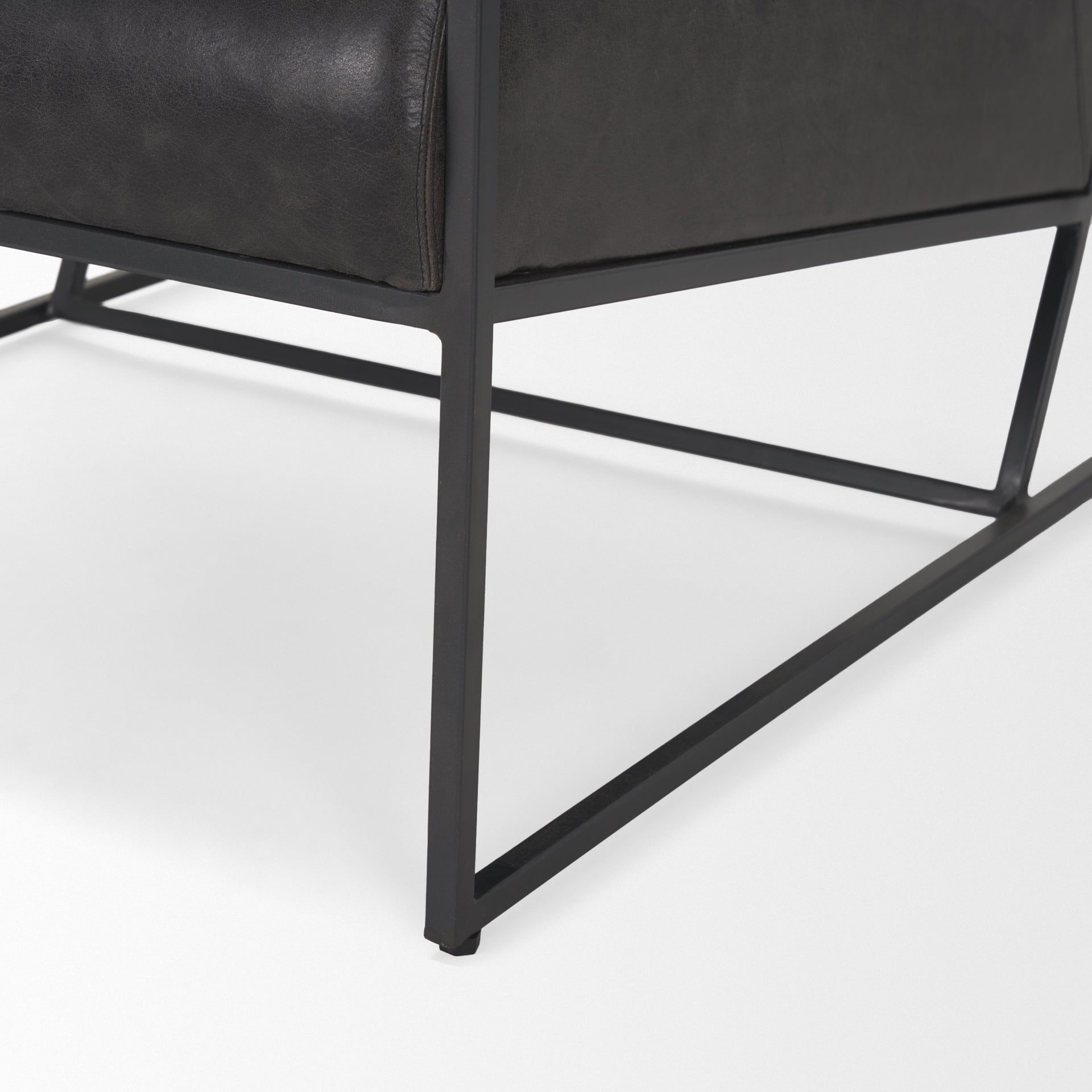Silla Stratton Gunmetal con tapizado de cuero negro envejecido genuino