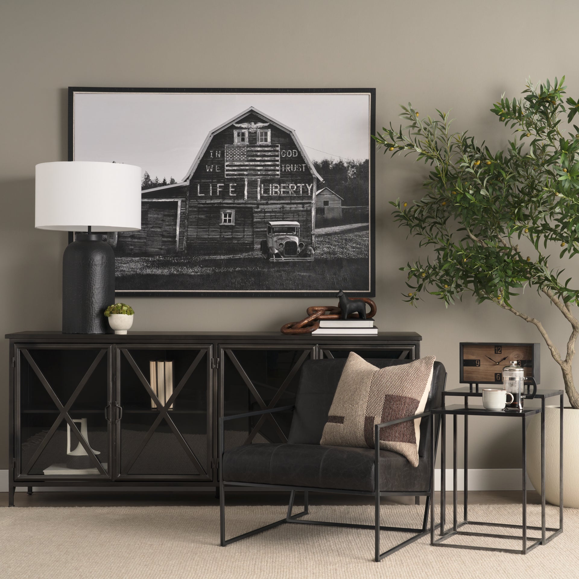 Silla Stratton Gunmetal con tapizado de cuero negro envejecido genuino