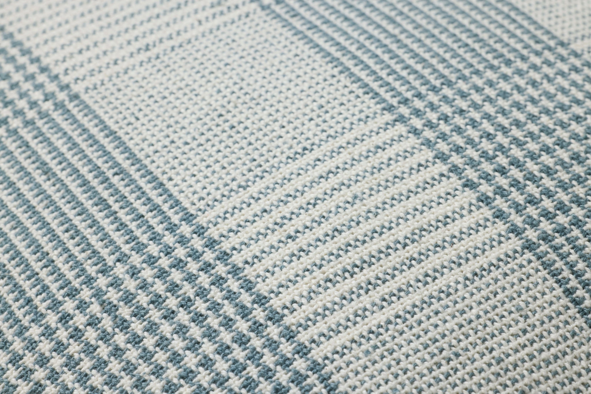 Auggie Blue / White Pillow - Macro Detail (H)