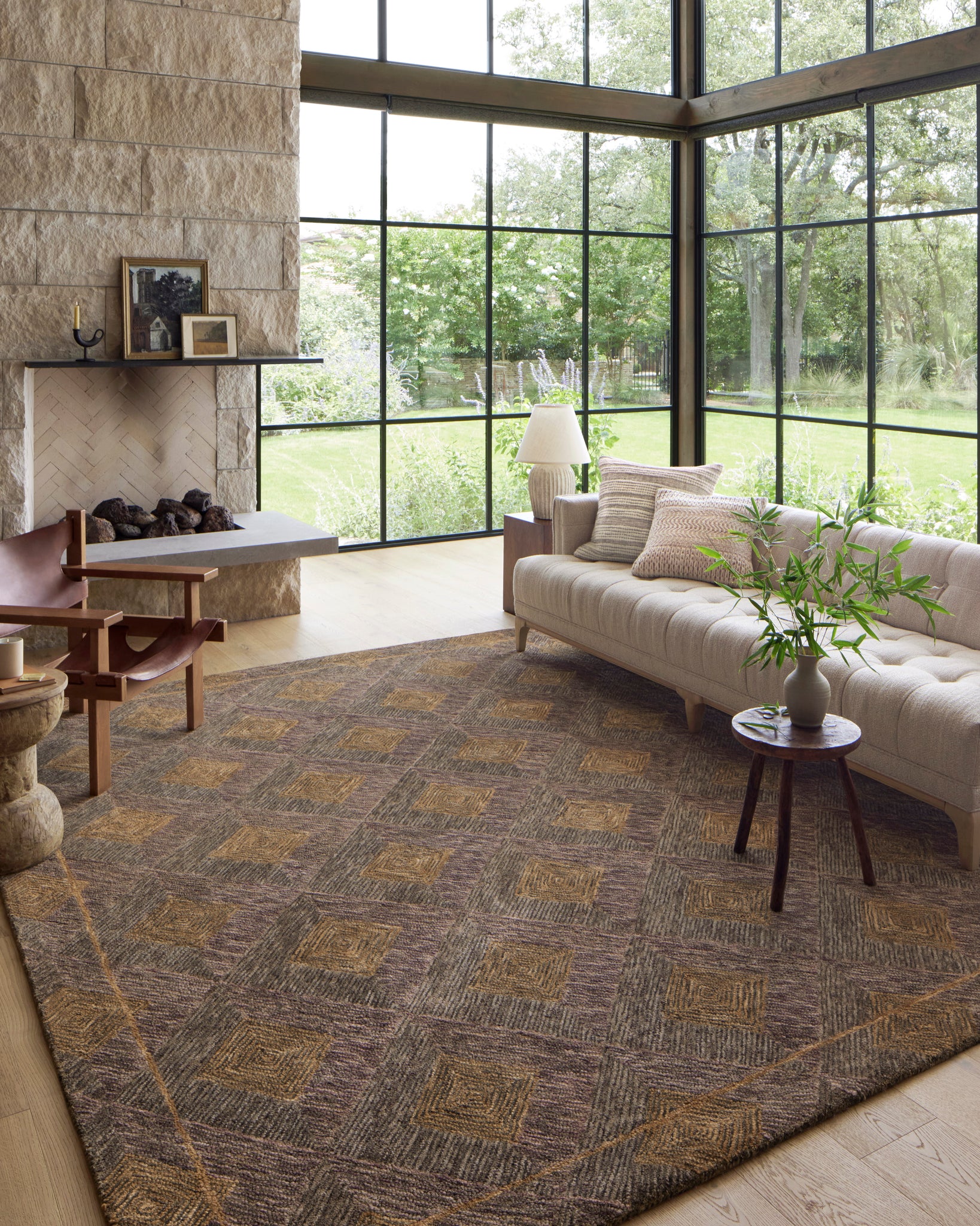 Varena Plum / Gold - Roomscene #1 (V)