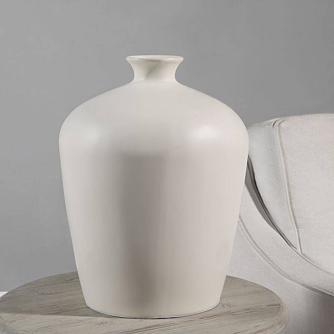 detail view of Olivine luxury Vas