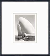 Petite photographie + bordures blanches (dimensions du cadre : 14,75 x 16,75 pouces)