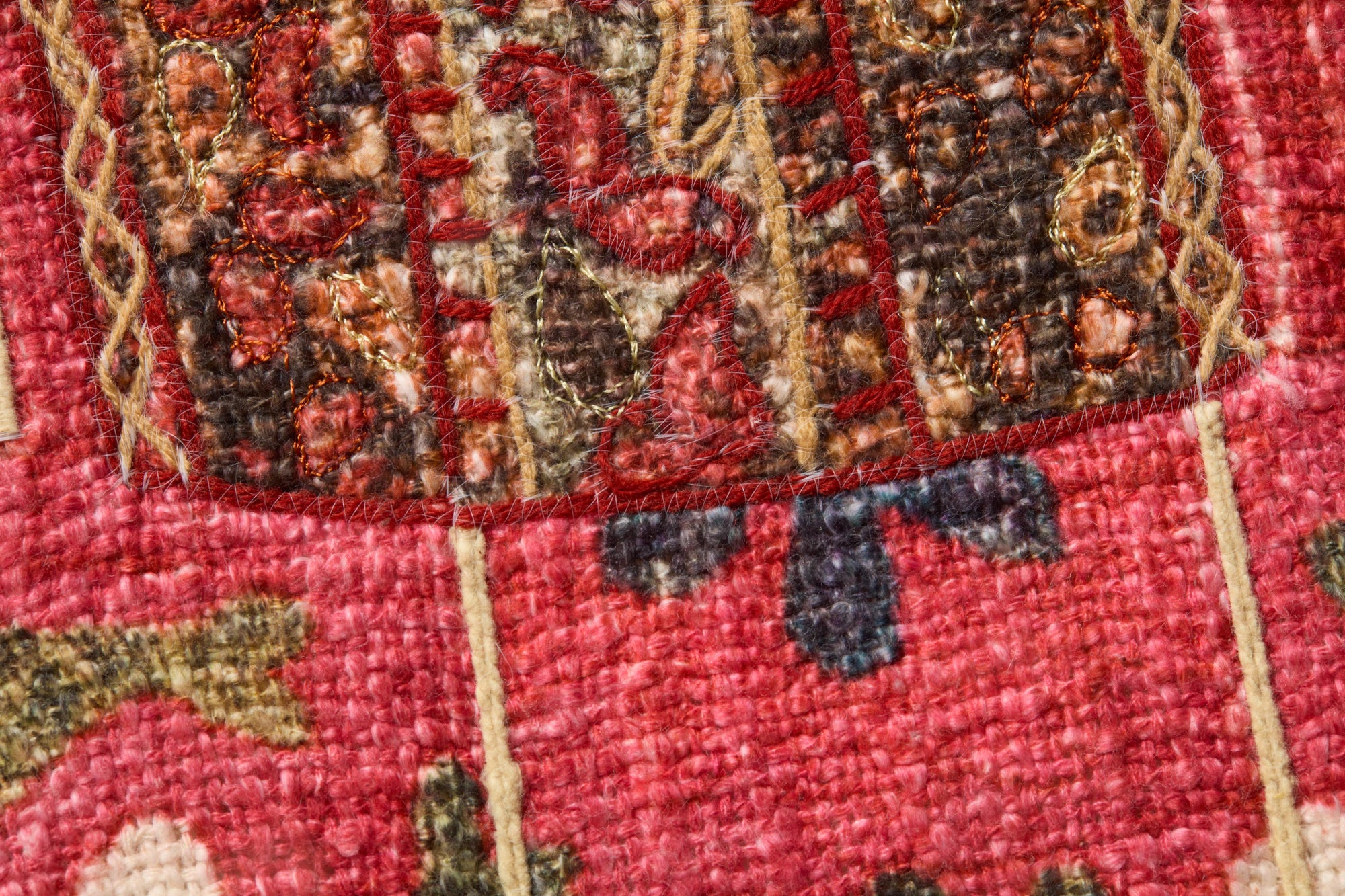 Gilan Red / Ivory