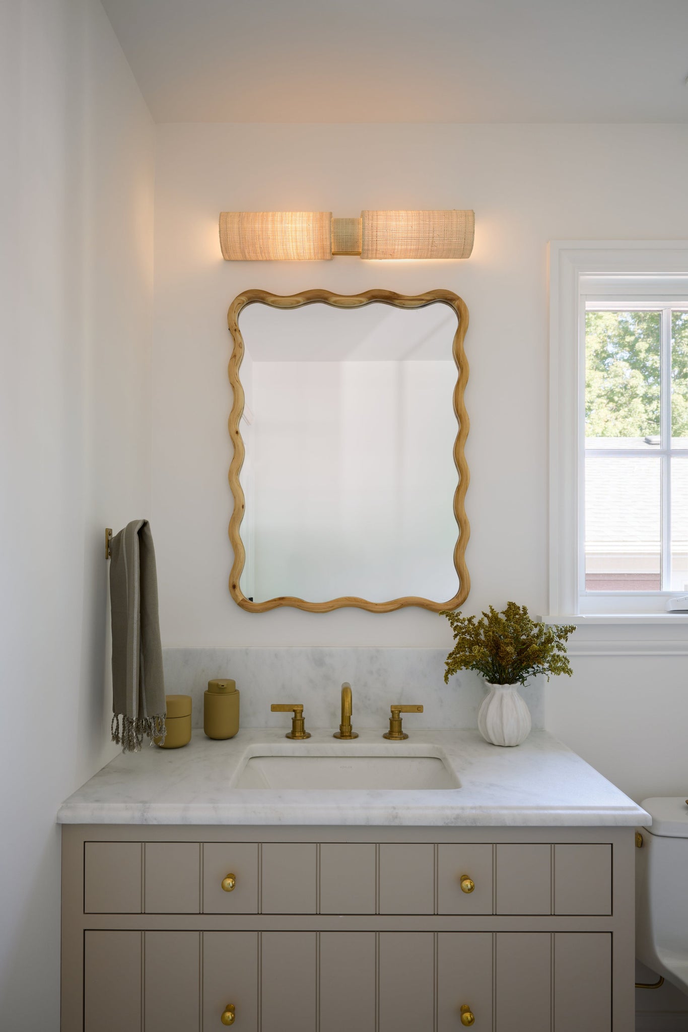 Ashton Wall Sconce - Lifestyle [B2725-VGL]