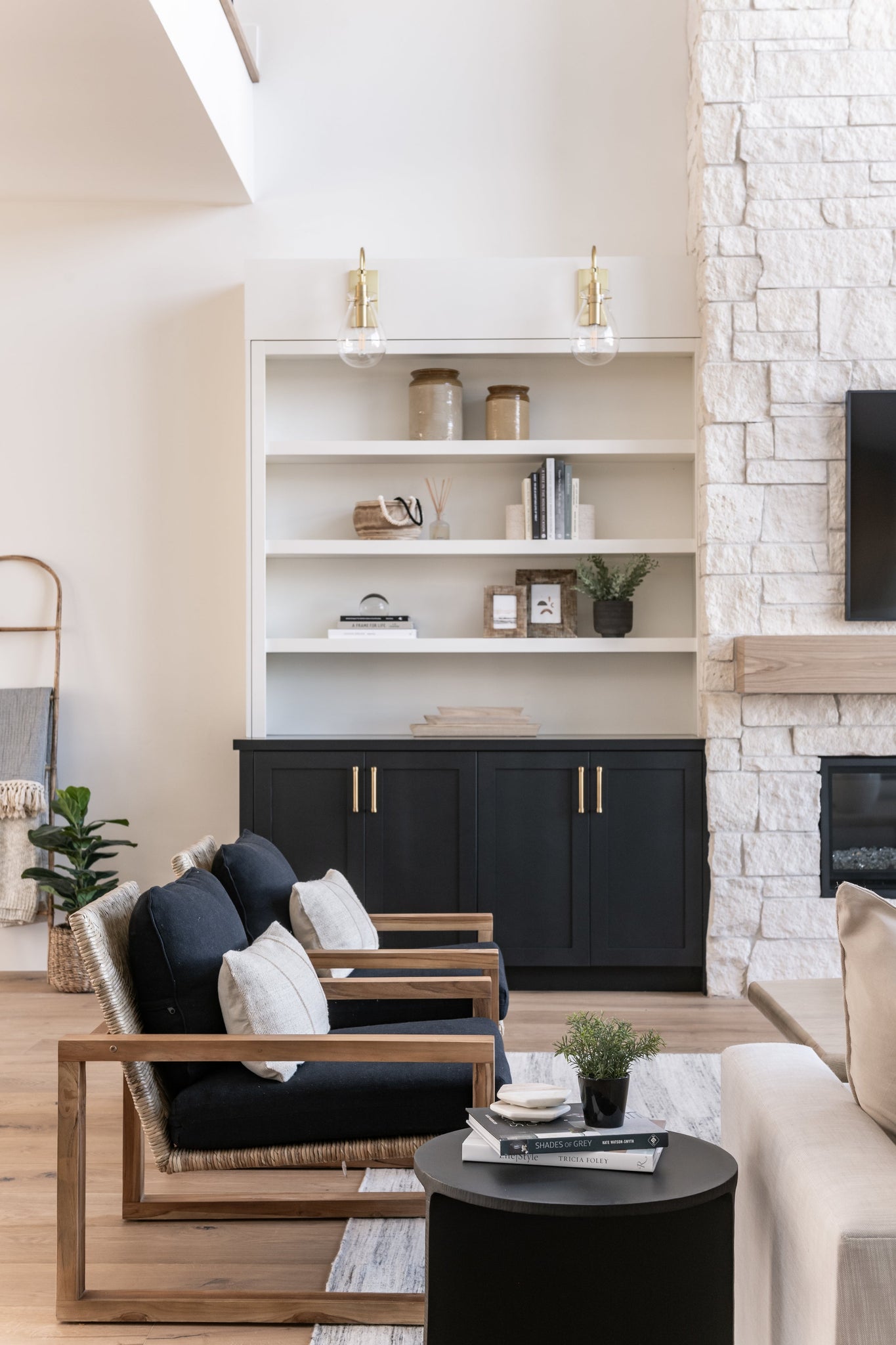 Ivy Wall Sconce - Lifestyle [BKO100-AGB]