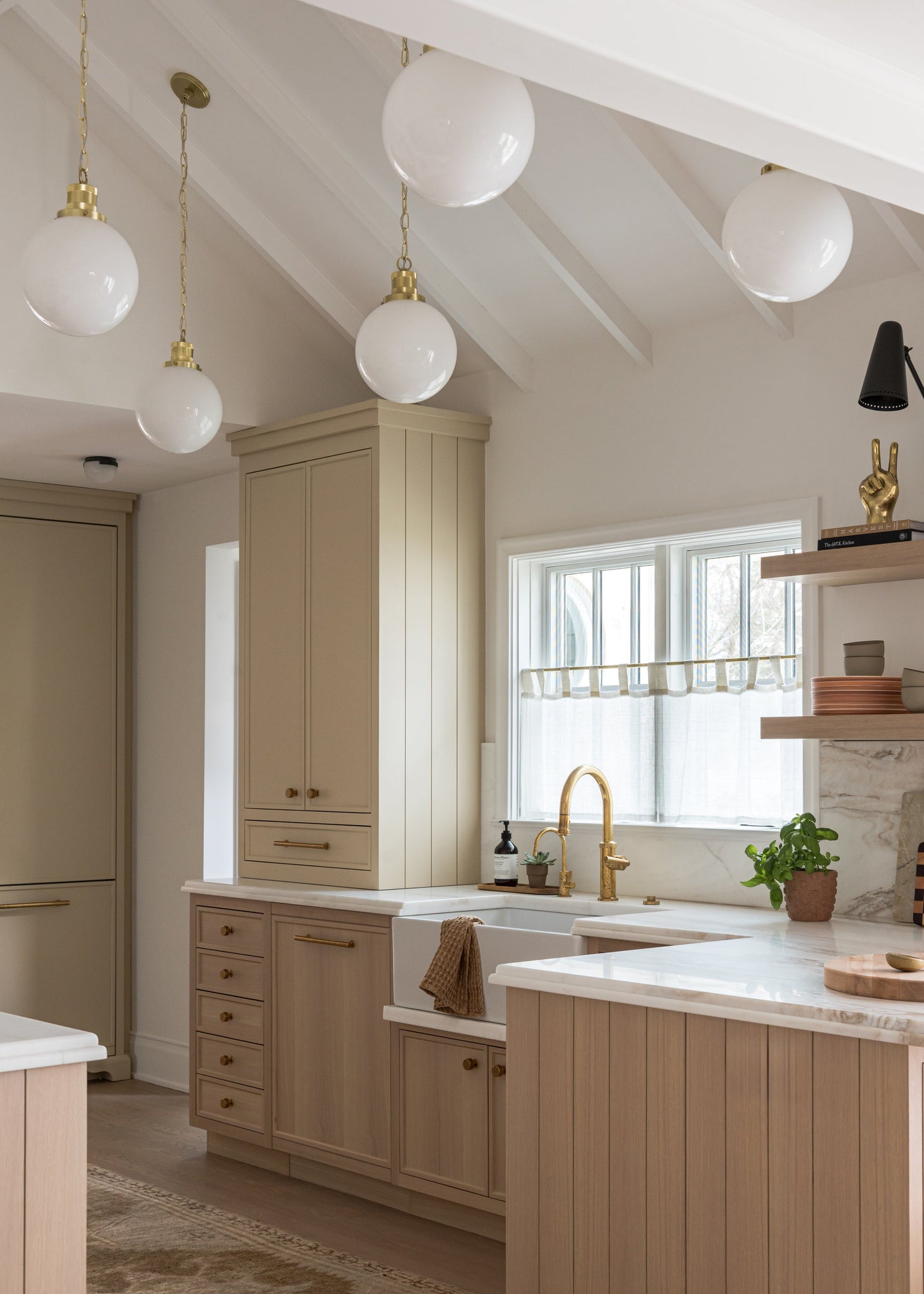 Beverly Pendant 10" - Lifestyle [H770701S-AGB]