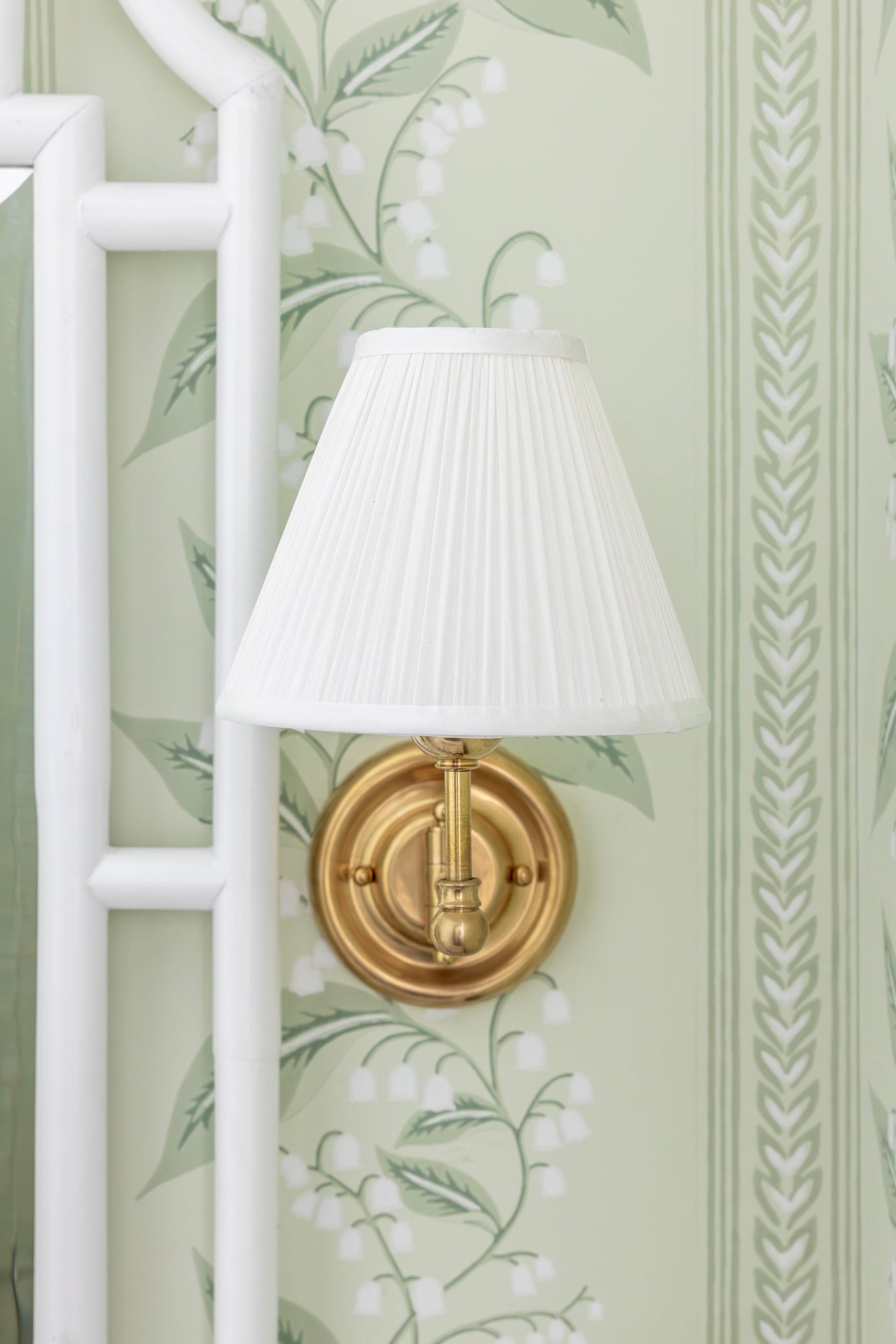 Classic No.1 Wall Sconce 7.5" x 10.5" in Aged Brass - Lifestyle [MDS101-AGB]