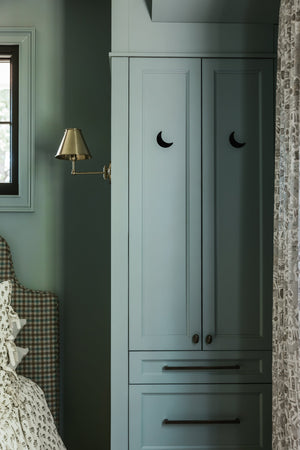 Classic No.1 Wall Sconce 7.5" x 10.5" in Aged Brass - Lifestyle [MDS101-AGB]