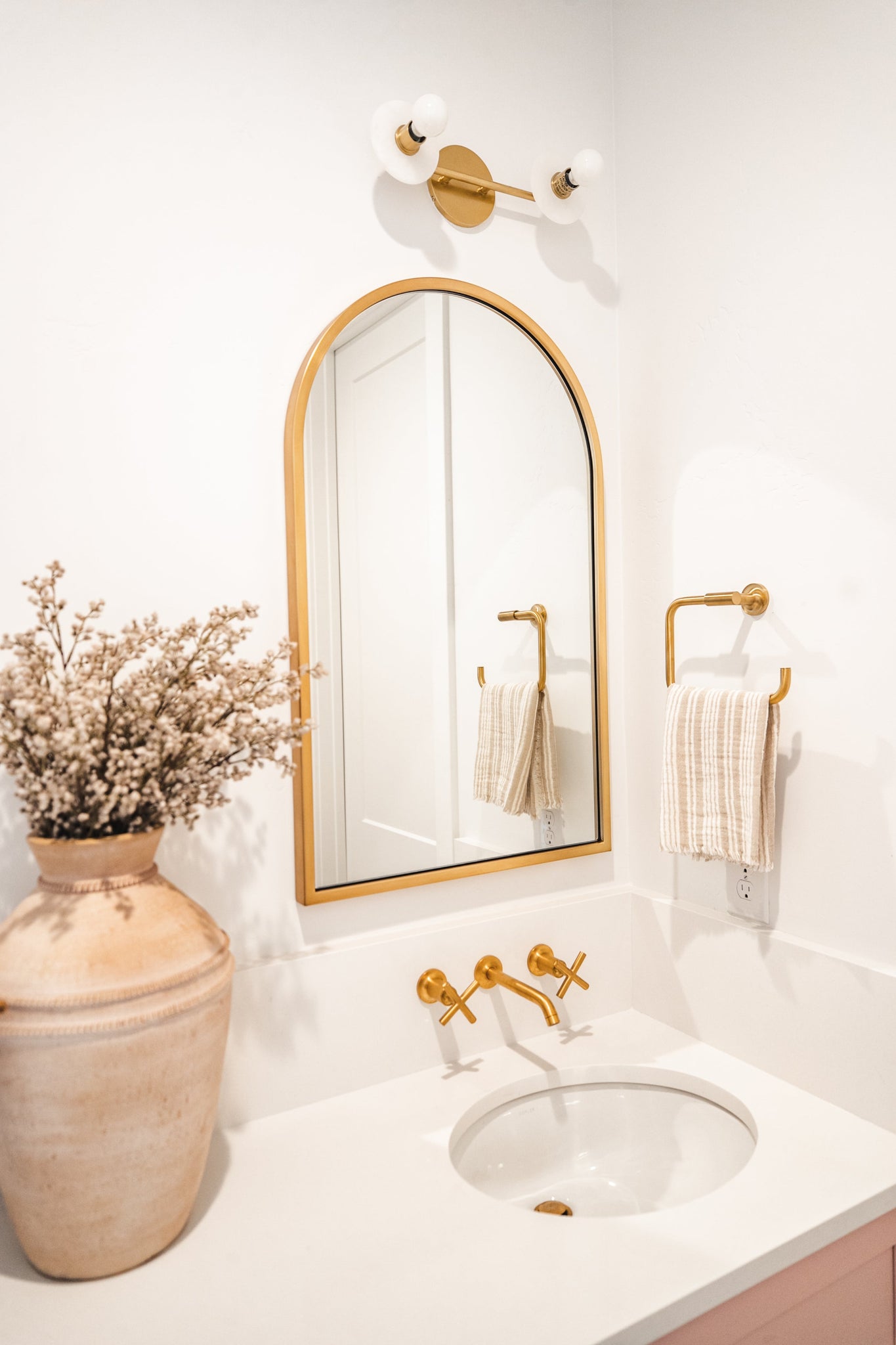 Elmont Bath And Vanity 4.75" x 15.5" - Lifestyle [9202-AGB]