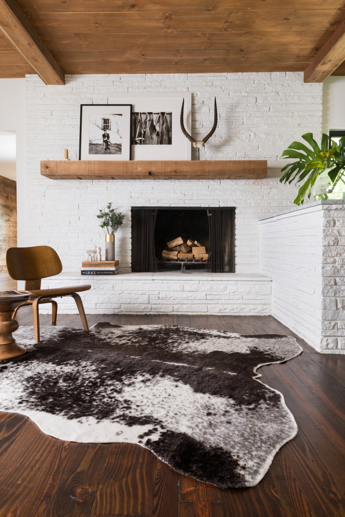 angle view of Grand Canyon Ivory / Charcoal luxury Rug