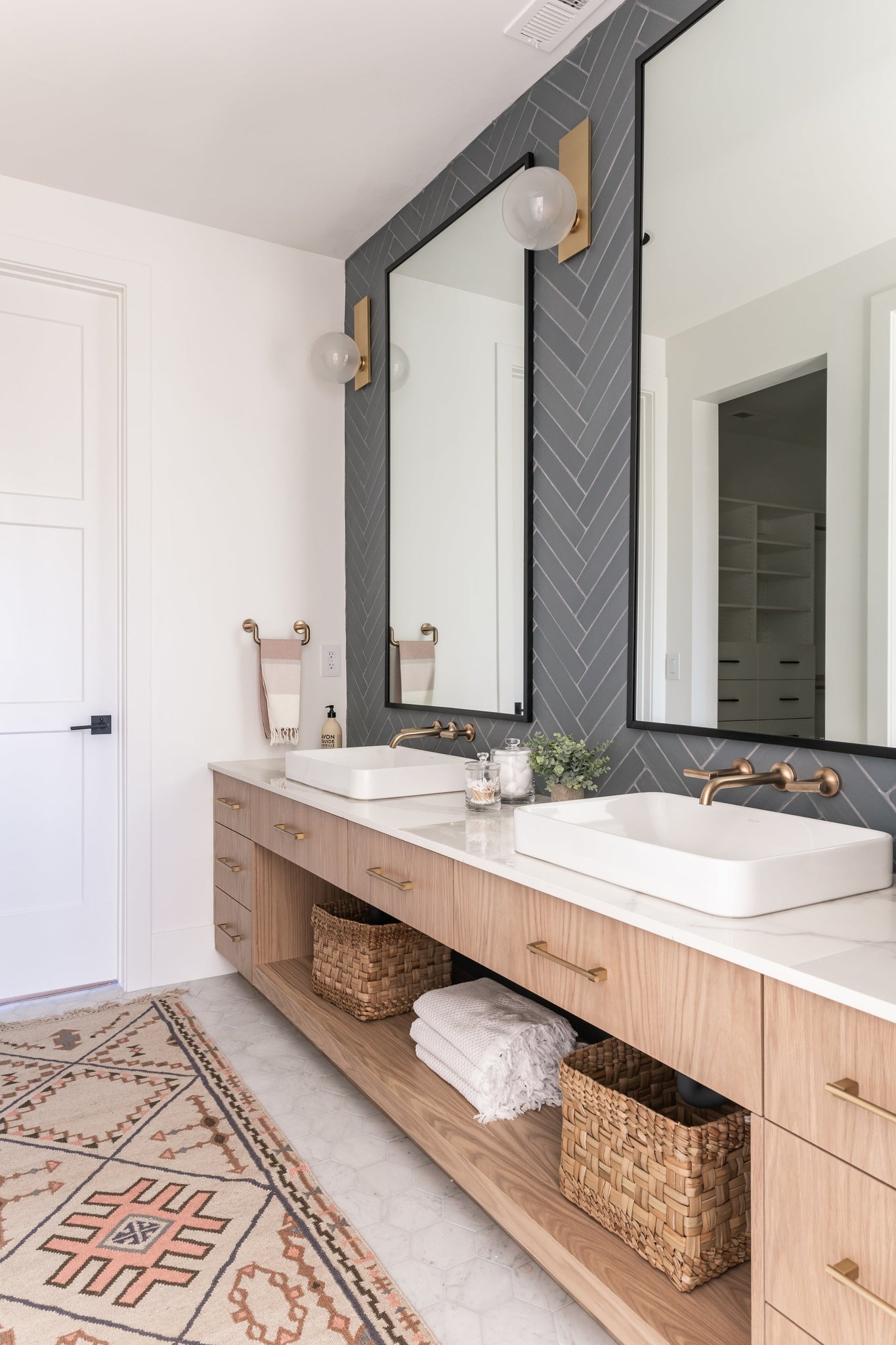Hinsdale Wall Sconce - Lifestyle [8701-AGB]