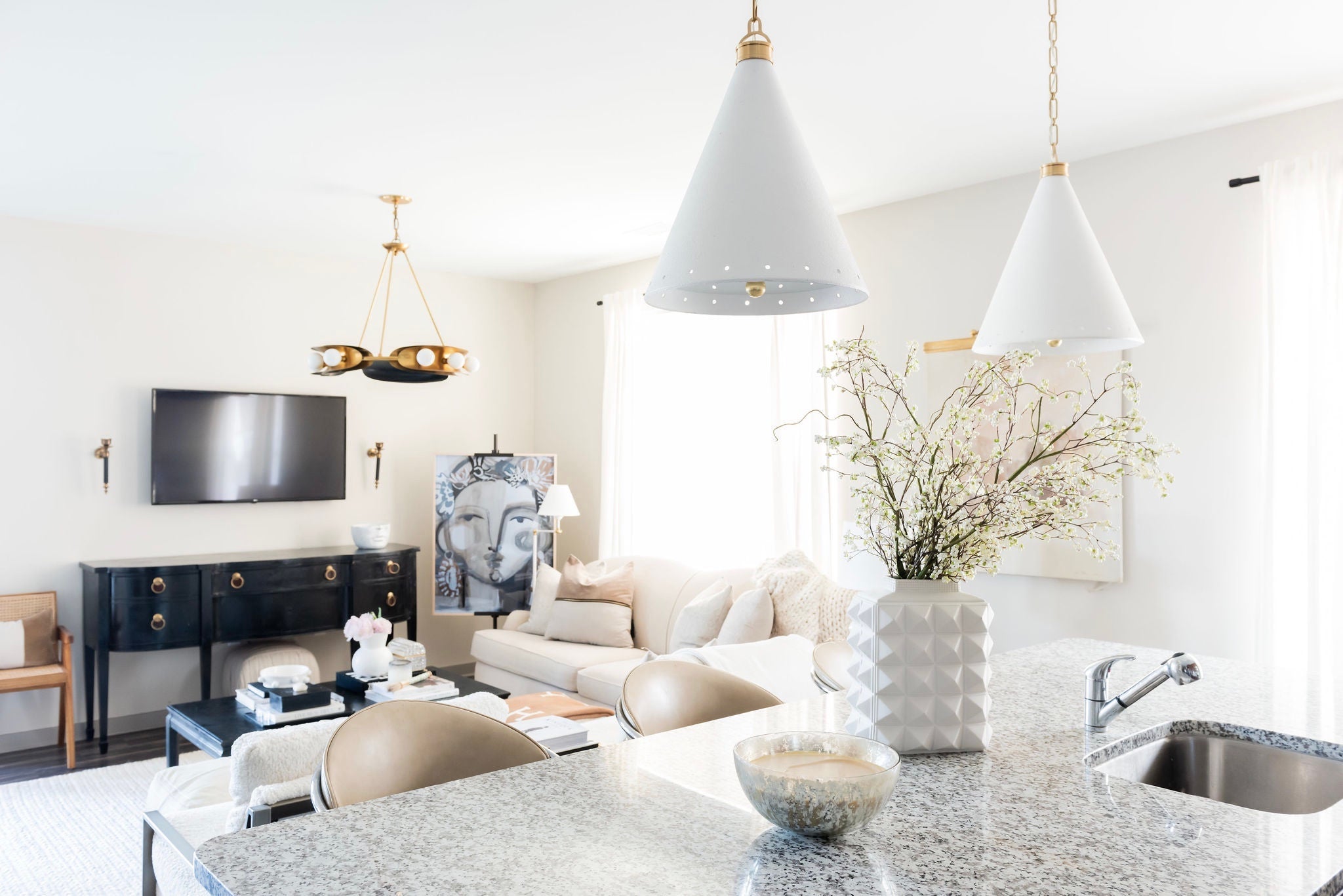 Hopper Chandelier 32" - Lifestyle [271-09-VB/BBR] photo Sam Cram @rubypeachphoto