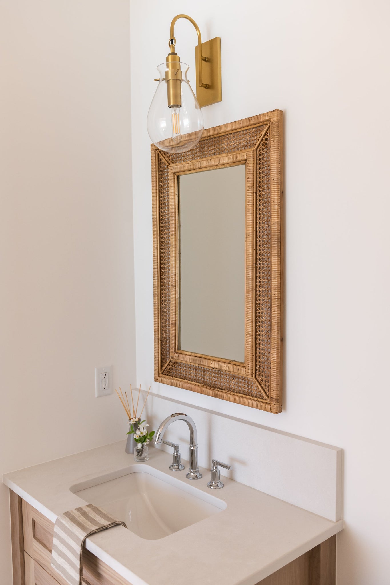 Ivy Wall Sconce - Lifestyle [BKO100-AGB]