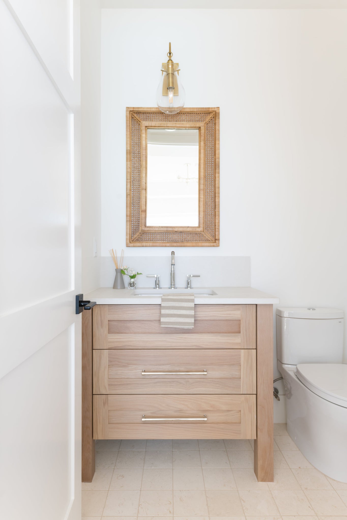 Ivy Wall Sconce - Lifestyle [BKO100-AGB]
