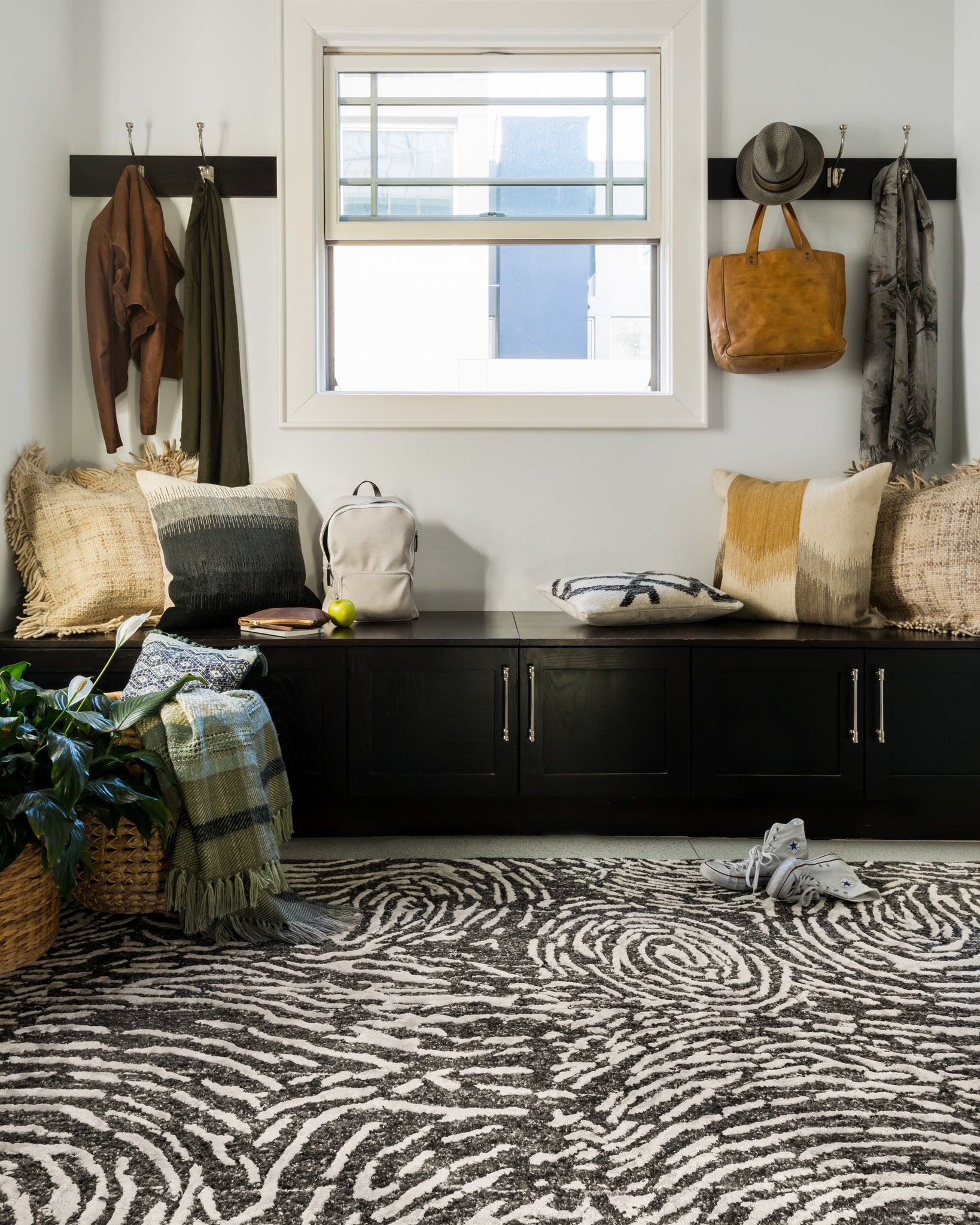 angle view of Juneau Charcoal / Silver luxury Rug