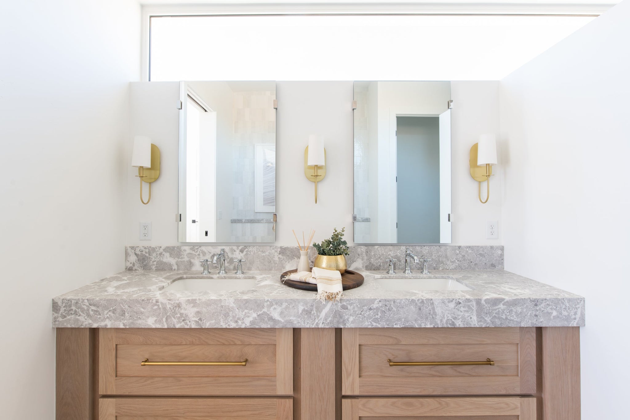 Lara Wall Sconce - Lifestyle [H395101-AGB]