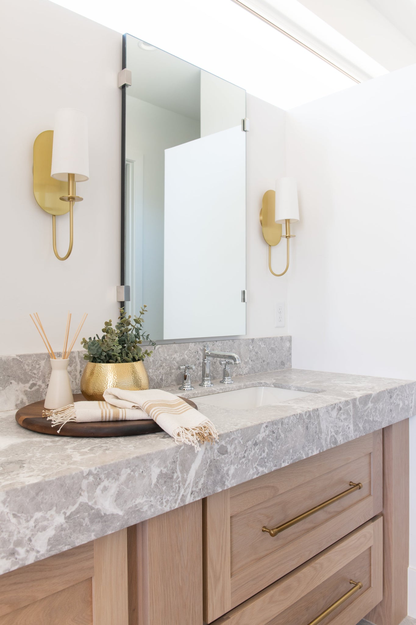 Lara Wall Sconce - Lifestyle [H395101-AGB]