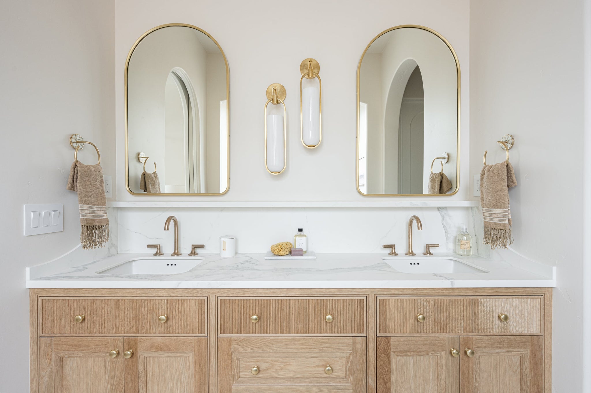 Lorimer Wall Sconce - Lifestyle [7922-AGB]