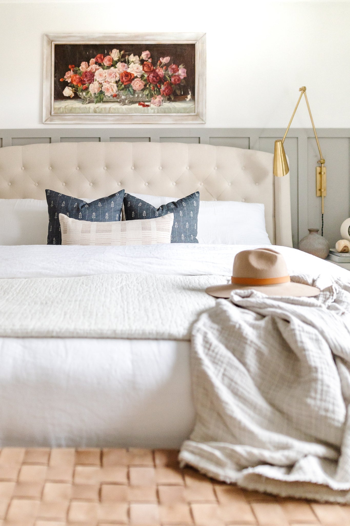 Lorne Plug-In Sconce - Lifestyle [4121-AGB]