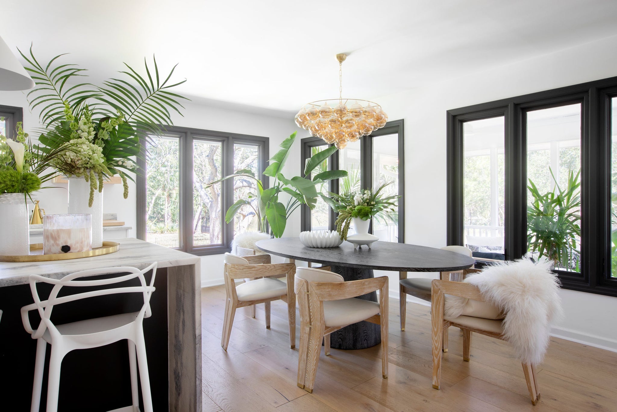 Mimi Chandelier 31.5" x 15.75" - Lifestyle [H711809-AGB]