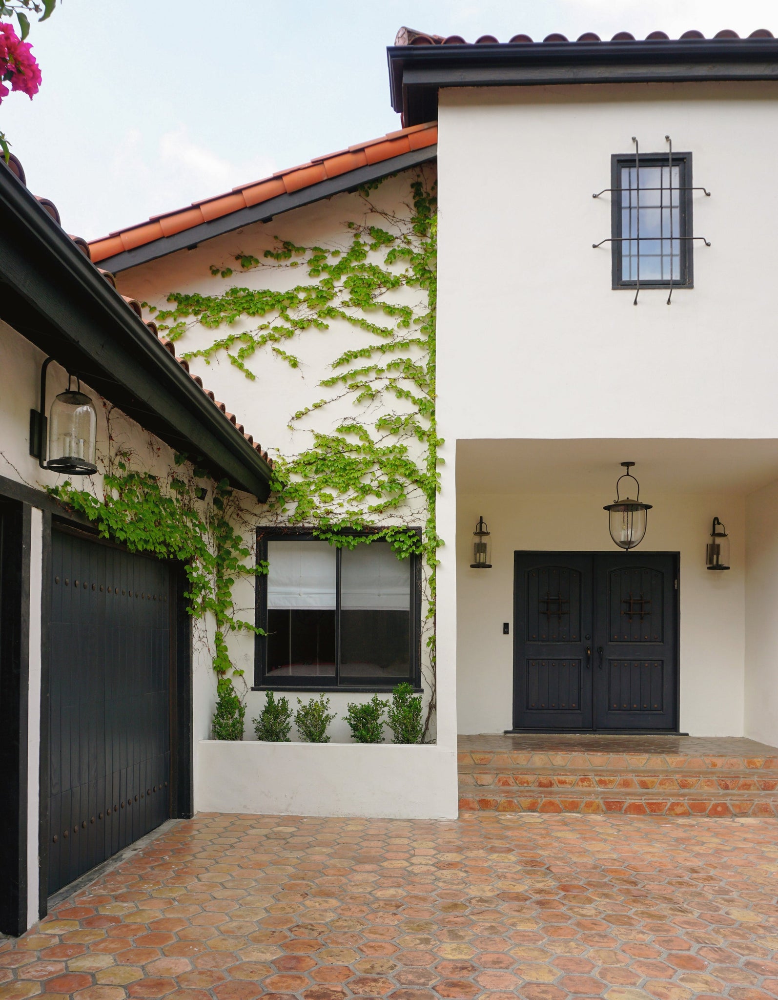 Monterey County Exterior Pendant - Lifestyle [F5731-FRN]