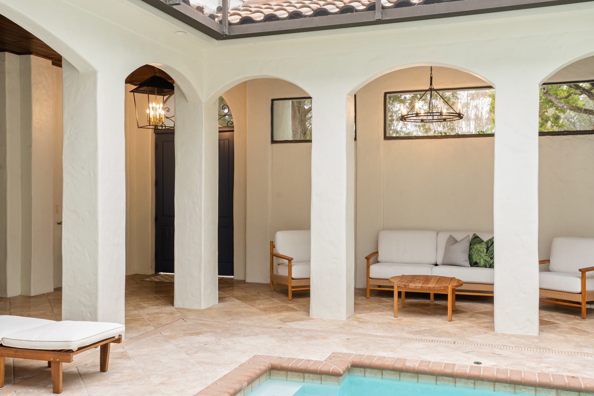 Sutton Exterior Chandelier - Lifestyle [F6233-TBK]
