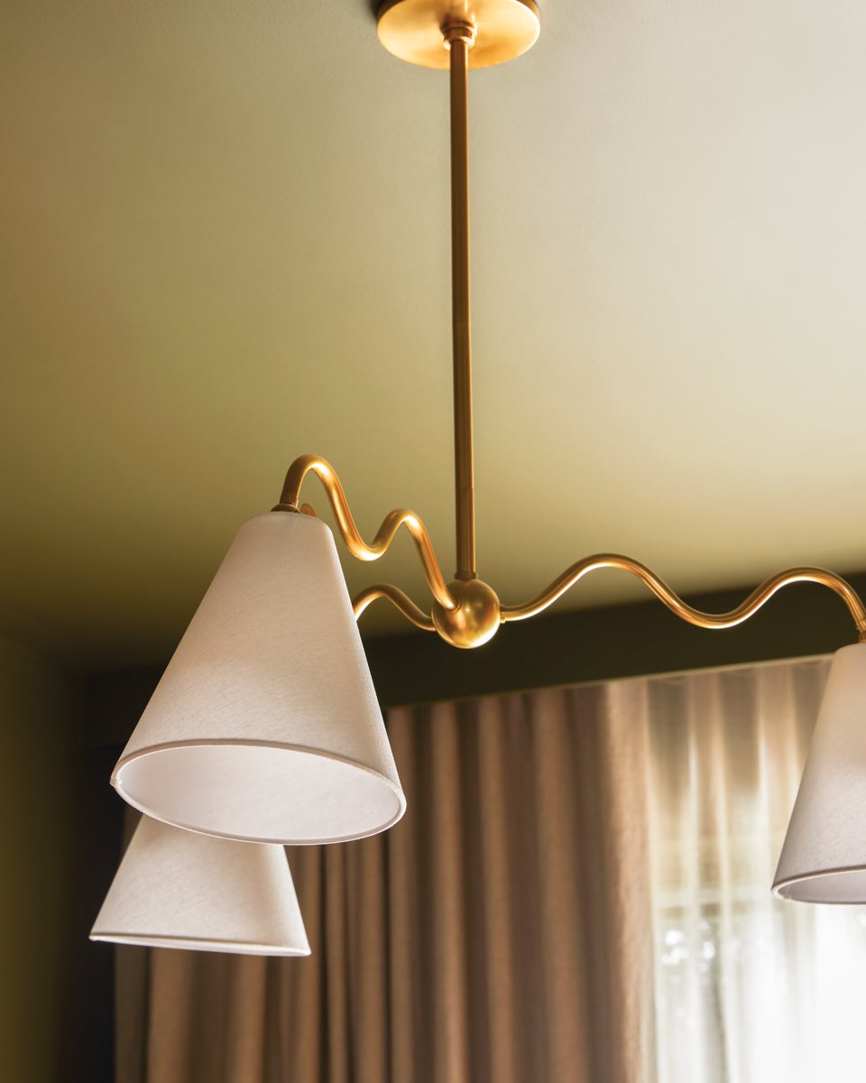 Onda Chandelier 42.75" - Lifestyle [H699803-AGB]