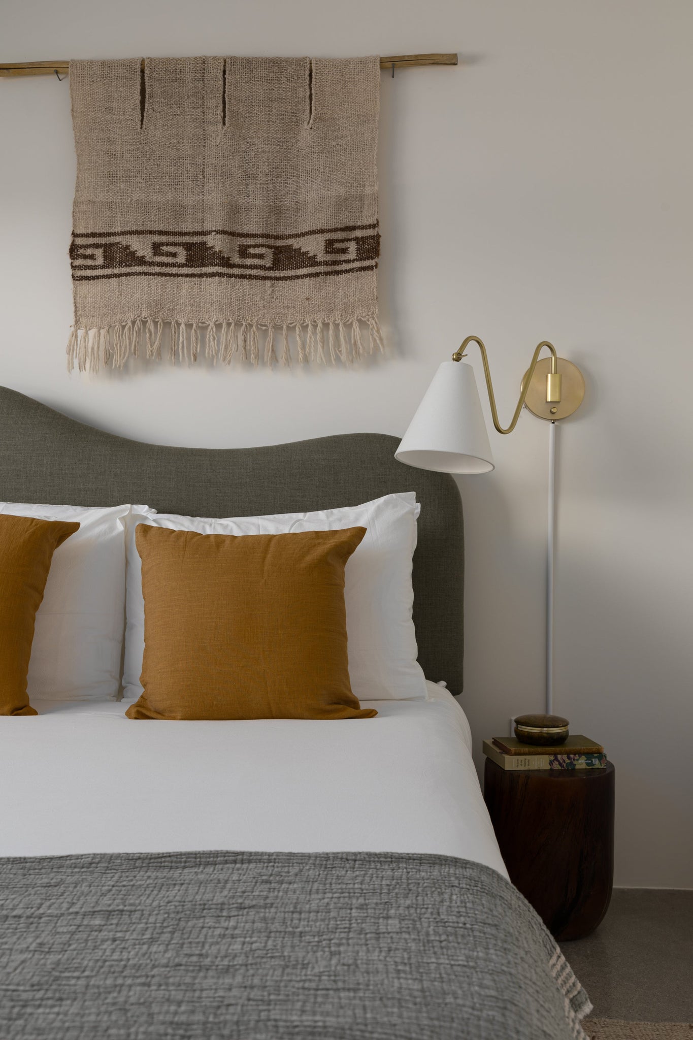 Onda Plug-In Sconce 9" - Lifestyle [HL699101-AGB]