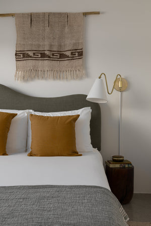 Onda Plug-In Sconce 9" - Lifestyle [HL699101-AGB]