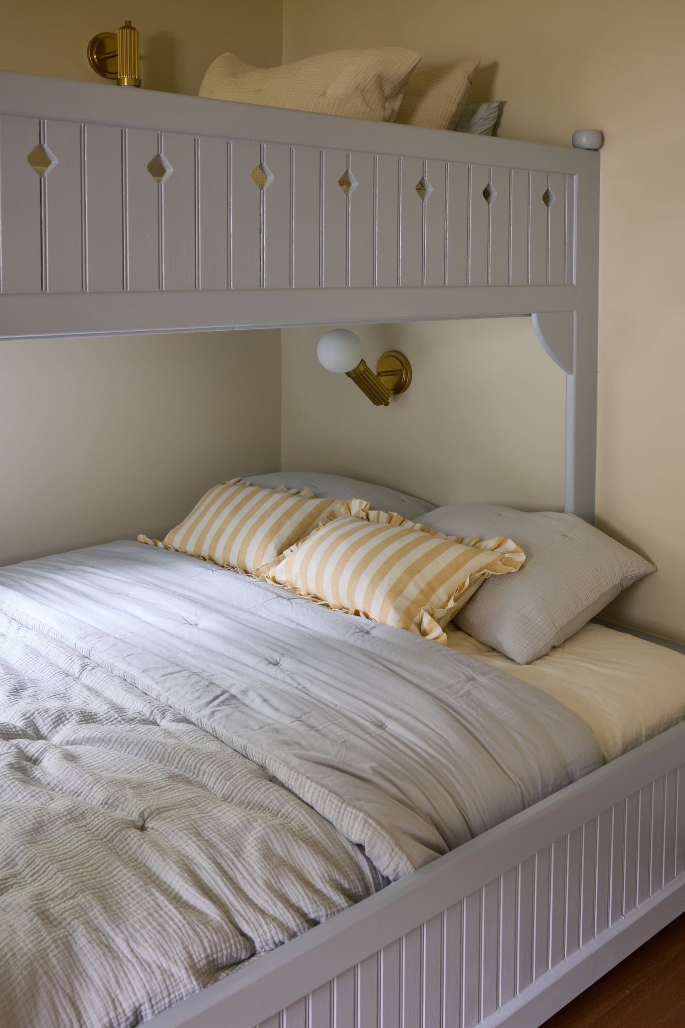 Reade Wall Sconce - Lifestyle [5100-AGB]