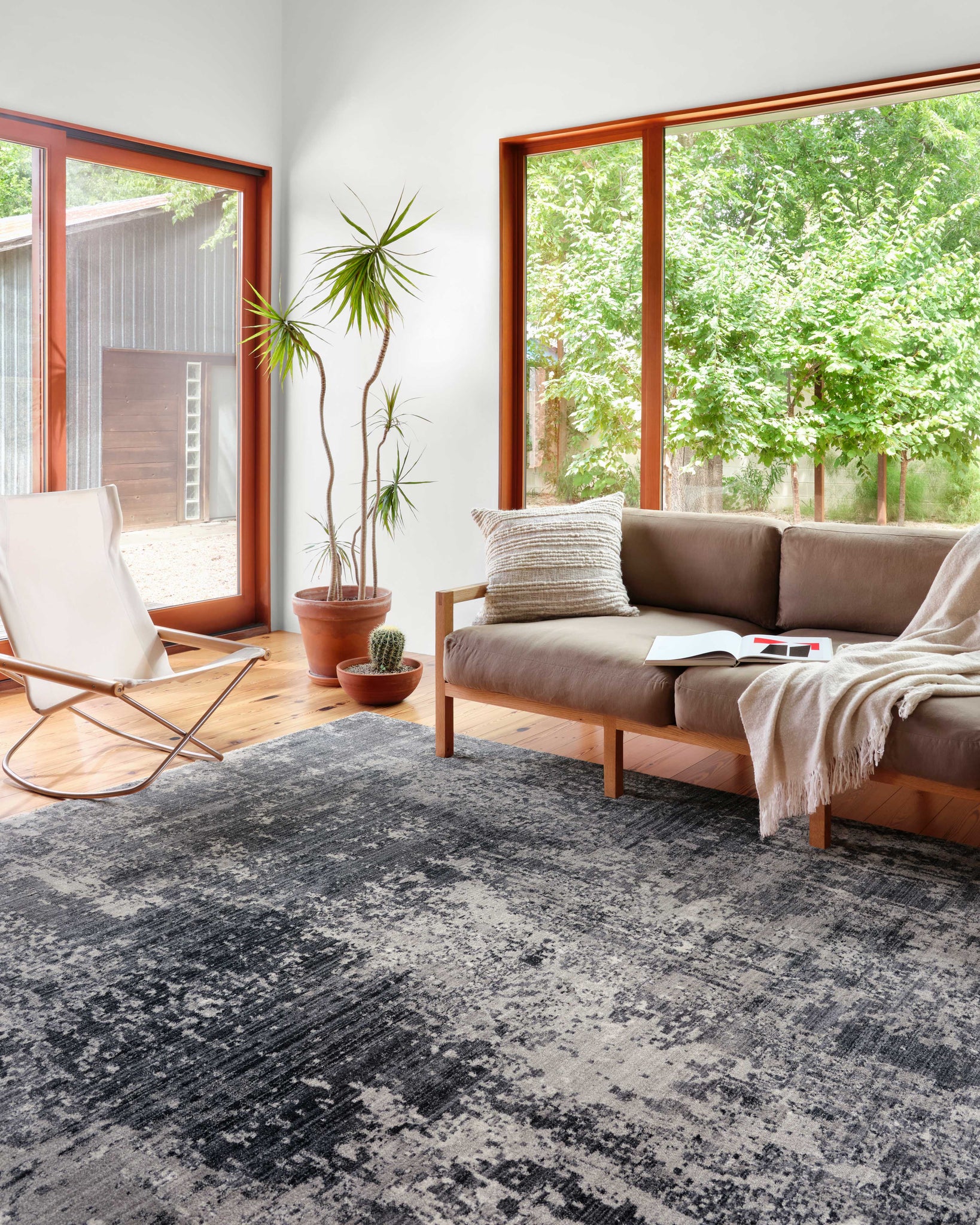 angle view of Samra Charcoal / Silver luxury Rug