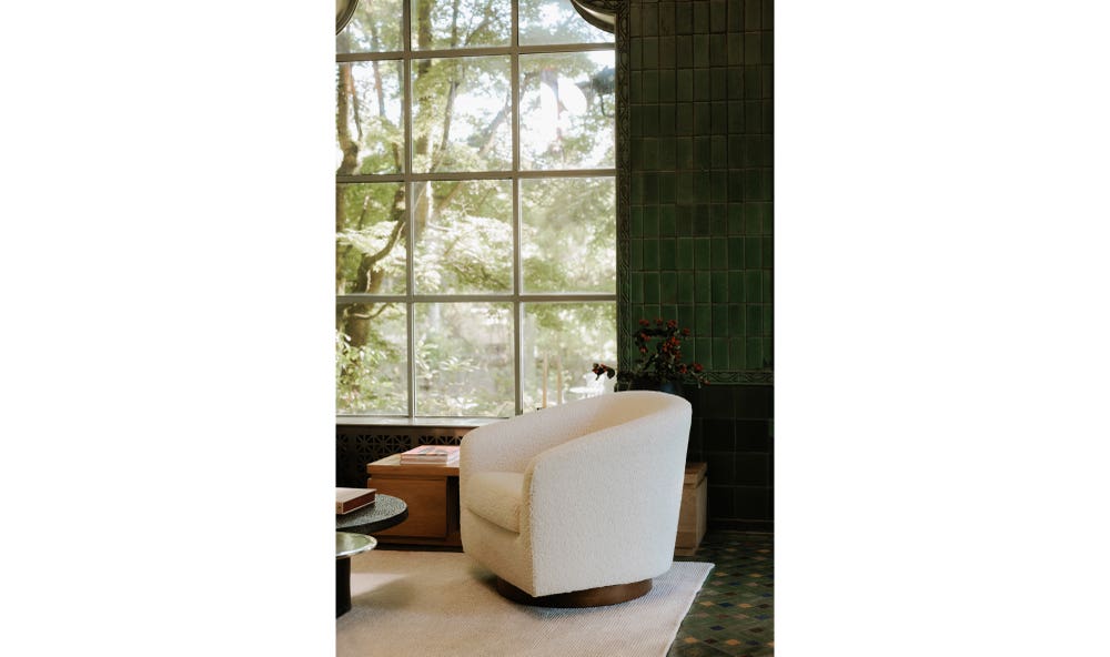 detail view of Oscy Swivel Chair Shearling White luxury Chair